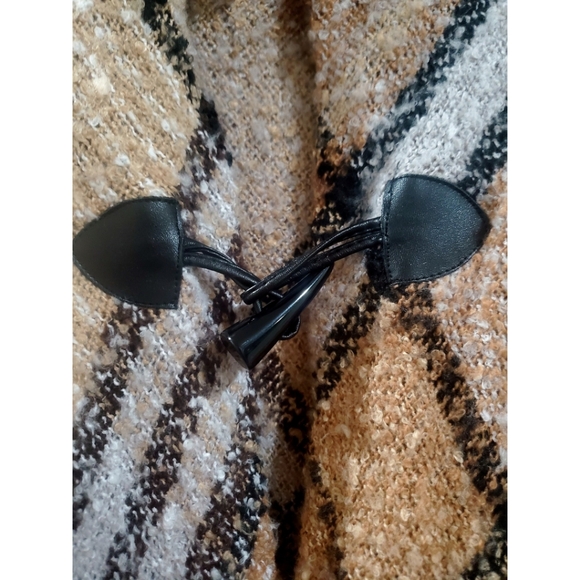 Plaid Fringed Shawl Cape Poncho NWT - Picture 4 of 7